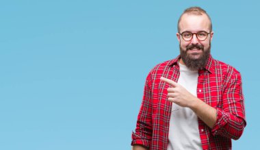 İzole arka neşeli bir gülümseme ile el ve parmak kadar kameraya bakarak yüzündeki mutlu ve doğal ifade ile yan ile işaret yüz üzerinden gözlüklü Genç beyaz hipster adam.