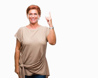 İzole arka plan başarılı fikirle parmak işaret Atrractive üst düzey beyaz Kızıl saçlı kadın. Çıktıktan ve mutlu. Bir numara.