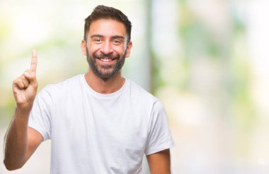Ve kendinden emin ve mutlu gülümseyerek süre parmak numaralı yukarıyı gösteren izole arka plan yetişkin İspanyol adam.