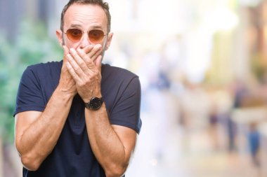 Orta yaş ağarmış komuta sizde üzerinde güneş gözlüğü takıyor arka plan ağız hata için elleriyle kapsayan şok izole. Gizli kavramı.