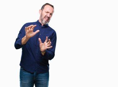 Orta yaş ağarmış komuta sizde izole arka plan üzerinde tiksinti ifadesi, memnun ve korkulu tiksinti yüz yapıyorsun çünkü nefret tepki. Elleriyle kaldırdı. Sinir bozucu kavramı.