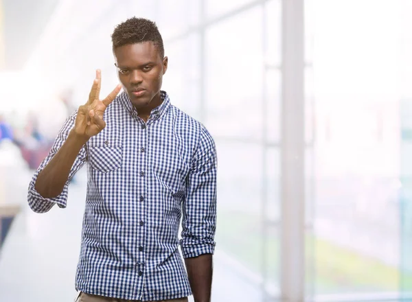 Jonge Afro Amerikaanse Man Blauw Shirt Tonen Wijzen Omhoog Dragen — Stockfoto