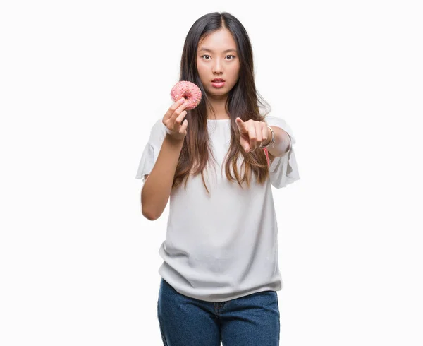 Joven Mujer Asiática Comiendo Donut Sobre Fondo Aislado Señalando Con —  Fotos de Stock