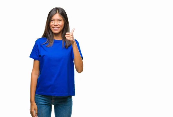 Ung Asiatisk Kvinna Över Isolerade Bakgrund Gör Glad Tummen Upp — Stockfoto