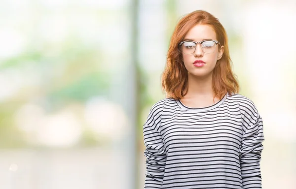 Ung Vacker Kvinna Över Isolerade Bakgrund Bär Glasögon Med Allvarliga — Stockfoto