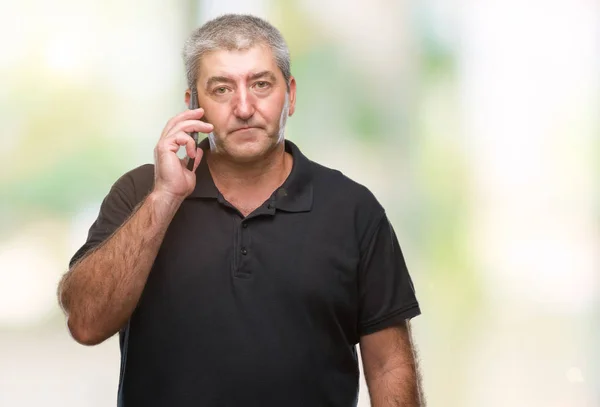 Bello Uomo Anziano Che Parla Smartphone Sfondo Isolato Con Espressione — Foto Stock