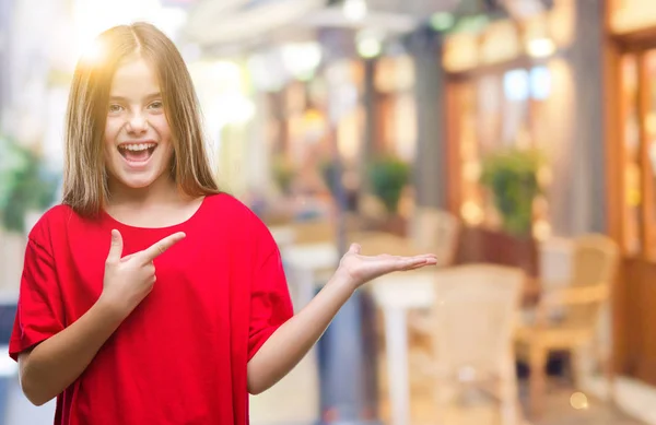 Mooi Meisje Geïsoleerde Achtergrond Verbaasd Lachend Naar Camera Tijdens Het — Stockfoto