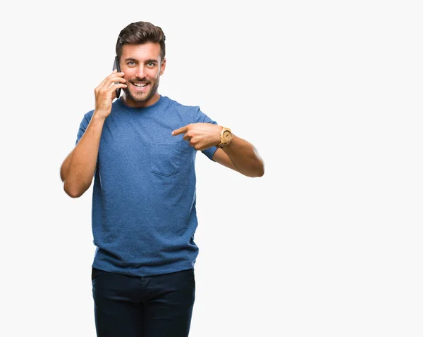 Junger Gutaussehender Mann Spricht Auf Smartphone Über Isolierten Hintergrund Mit — Stockfoto