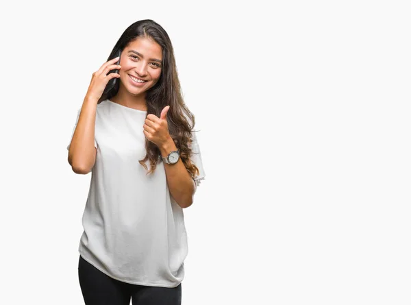 Jonge Mooie Arabische Vrouw Praten Telefoon Geïsoleerde Achtergrond Blij Met — Stockfoto