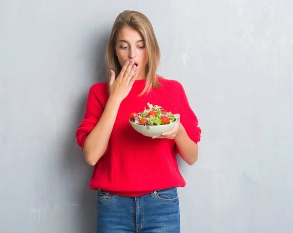 Belle Jeune Femme Sur Mur Gris Grunge Mangeant Salade Tomates — Photo