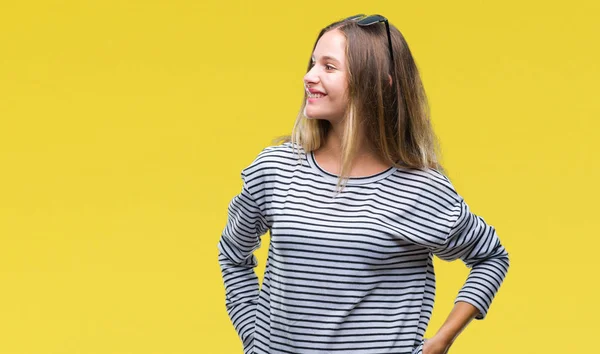 Jovem Mulher Loira Bonita Usando Óculos Sol Sobre Fundo Isolado — Fotografia de Stock