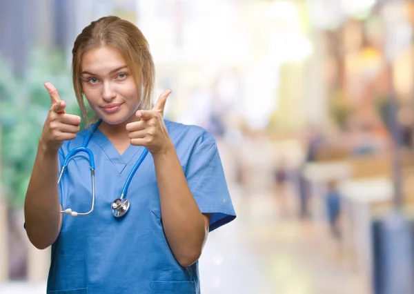 Junge Kaukasische Ärztin Chirurgenuniform Vor Isoliertem Hintergrund Die Mit Dem — Stockfoto