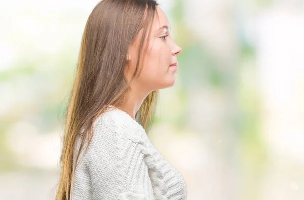 年轻美丽的白种人妇女穿着冬季毛衣在孤立的背景寻找侧 放松的轮廓姿势与自然脸与自信的微笑 — 图库照片