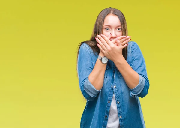 Unga Kaukasiska Vacker Kvinna Över Isolerade Bakgrund Chockad Som Täcker — Stockfoto