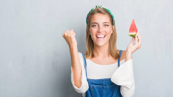 Vacker Ung Kvinna Över Grunge Grå Vägg Äta Vattenmelon Skrek — Stockfoto