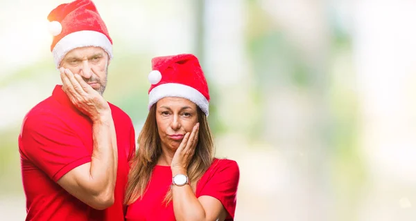 Coppia Ispanica Mezza Età Indossa Cappello Natale Sfondo Isolato Pensando — Foto Stock