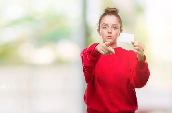 保持している若いブロンドの女性広告カードをカメラと 指で指して手を正面からポジティブで自信のジェスチャ記号 — ストック写真