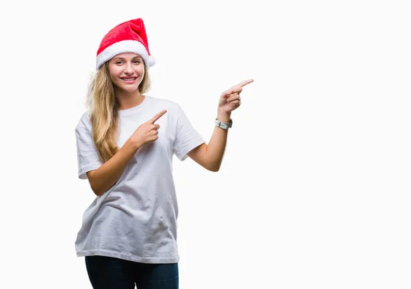 Jovem Mulher Loira Bonita Usando Chapéu Natal Sobre Fundo Isolado — Fotografia de Stock