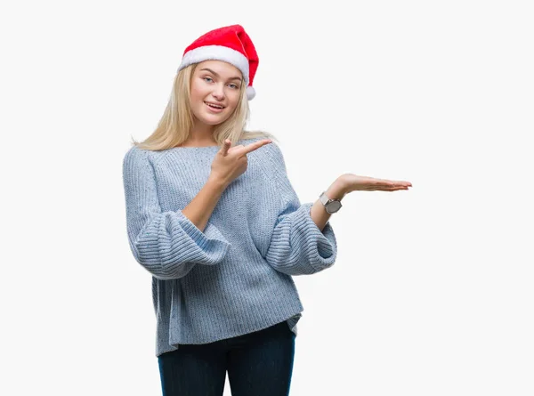 Jovem Caucasiana Vestindo Chapéu Natal Sobre Fundo Isolado Espantado Sorrindo — Fotografia de Stock