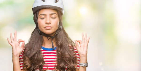 Giovane Araba Ciclista Donna Che Indossa Casco Sicurezza Sfondo Isolato — Foto Stock