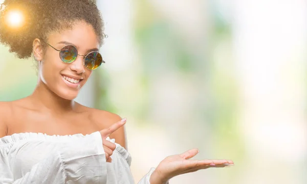 Mujer Afroamericana Joven Con Gafas Sol Sobre Fondo Aislado Asombrada —  Fotos de Stock
