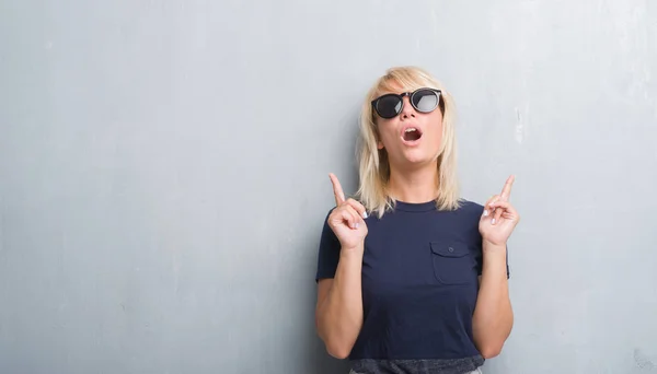 Mujer Caucásica Adulta Sobre Pared Gris Grunge Usando Gafas Sol —  Fotos de Stock