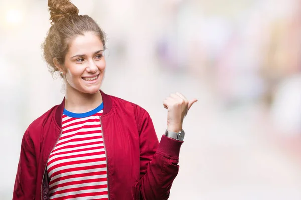 Hermosa Morena Pelo Rizado Joven Con Una Chaqueta Sobre Fondo —  Fotos de Stock