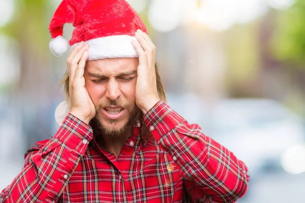 Mladý Pohledný Muž Dlouhými Vlasy Nosí Santa Claus Klobouk Izolované — Stock fotografie