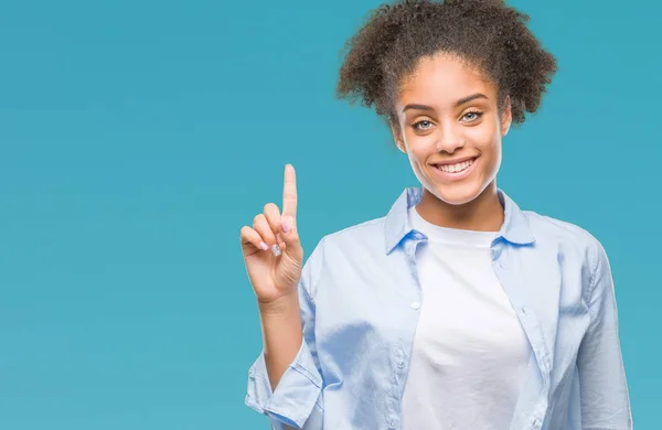 Jovem Afro Americana Sobre Fundo Isolado Mostrando Apontando Para Cima — Fotografia de Stock