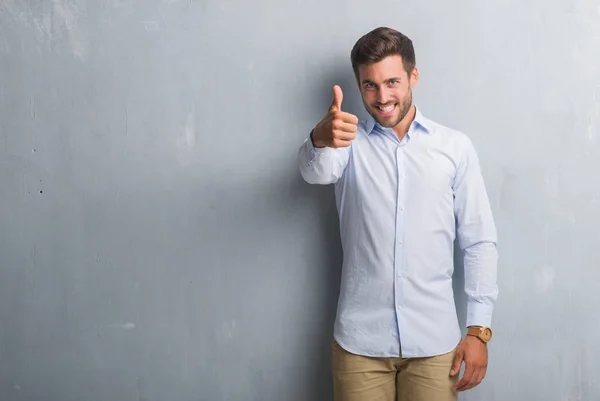 Knappe Jonge Zakenman Grijs Grunge Muur Dragen Elegant Shirt Gelukkig — Stockfoto