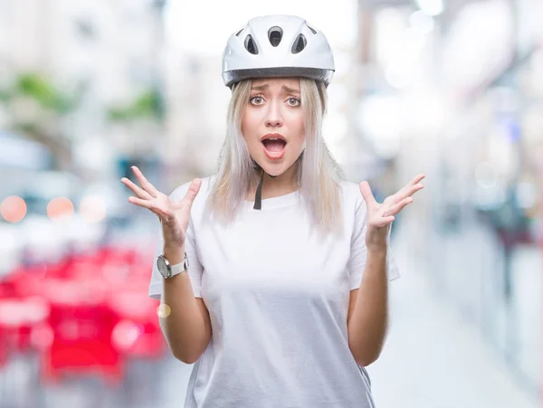 Bisikletçi Güvenlik Kask Üzerinde Giyen Genç Sarışın Kadın Deli Kutluyor — Stok fotoğraf