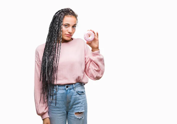 Unga Afroamerikanska Flicka Äter Rosa Donut Över Isolerade Bakgrund Med — Stockfoto