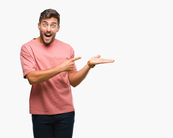 Jovem Homem Bonito Sobre Fundo Isolado Espantado Sorrindo Para Câmera — Fotografia de Stock