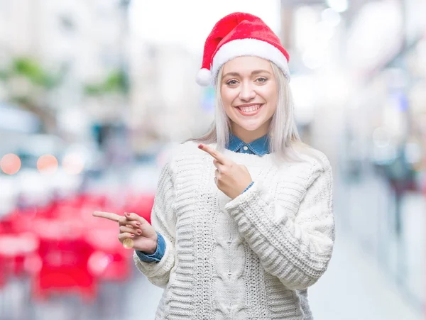 Νεαρή Ξανθιά Γυναίκα Φοράει Καπέλο Χριστουγέννων Πέρα Από Απομονωμένο Υπόβαθρο — Φωτογραφία Αρχείου