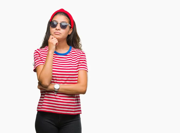 Mujer Árabe Hermosa Joven Con Gafas Sol Sobre Fondo Aislado — Foto de Stock