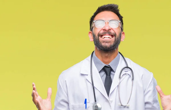 Adulto Hispânico Médico Homem Sobre Fundo Isolado Louco Louco Gritando — Fotografia de Stock