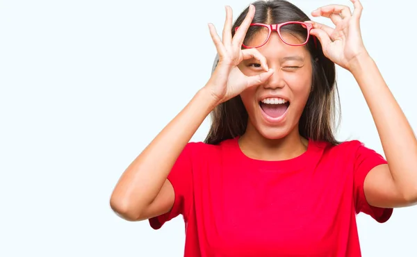 Joven Asiático Mujer Usando Gafas Sobre Aislado Fondo Haciendo Gesto —  Fotos de Stock