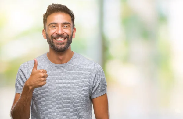 Дорослий Іспаномовний Чоловік Над Ізольованим Тлом Робить Щасливі Великі Пальці — стокове фото