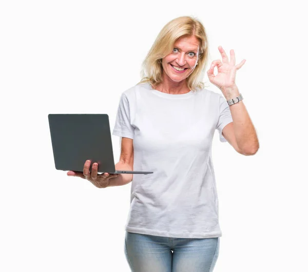 Medelålders Blond Kvinna Använder Dator Laptop Över Isolerade Bakgrund Gör — Stockfoto