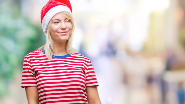 Молодая Красивая Блондинка Рождественской Шляпе Изолированном Фоне Смотрит Сторону Улыбкой — стоковое фото