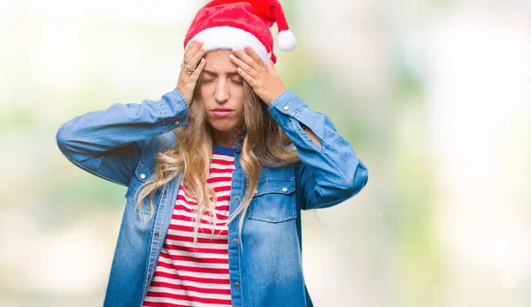 クリスマス帽子をかぶっているので必死と強調した頭痛に苦しんで孤立の背景に美しい若いブロンドの女性の痛みと片頭痛 頭に手 — ストック写真
