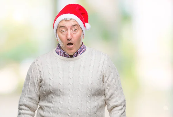 Hombre Mayor Guapo Con Sombrero Navidad Sobre Fondo Aislado Asustado — Foto de Stock