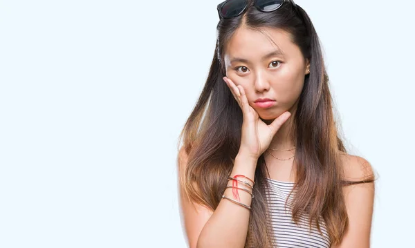 Jonge Aziatische Vrouw Dragen Van Een Zonnebril Geïsoleerde Achtergrond Denken — Stockfoto