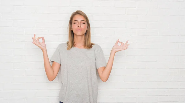 Schöne Junge Frau Über Weiße Backsteinmauer Entspannen Und Lächelnd Mit — Stockfoto