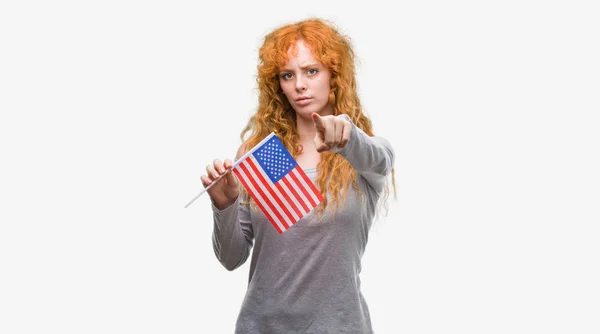 Joven Pelirroja Sosteniendo Bandera Los Estados Unidos América Señalando Con —  Fotos de Stock