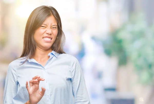 Junge Asiatische Geschäftsfrau Über Isolierten Hintergrund Angewiderte Miene Ungehalten Und — Stockfoto