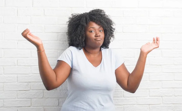 Joven Afroamericana Más Mujer Tamaño Sobre Pared Ladrillo Blanco Expresión — Foto de Stock