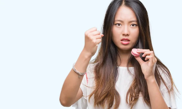 Jovem Mulher Asiática Comendo Macaron Rosa Doce Sobre Isolado Fundo — Fotografia de Stock