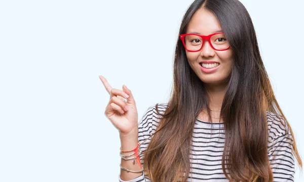 Jeune Femme Asiatique Portant Des Lunettes Sur Fond Isolé Avec — Photo