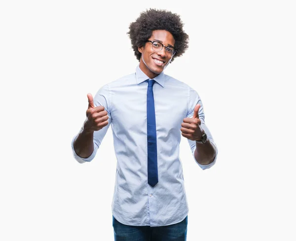 美国黑人商界男子戴眼镜在孤立的背景成功标志做积极手势与手 竖起大拇指微笑和快乐 用欢快的表情看着相机 胜利者的手势 — 图库照片